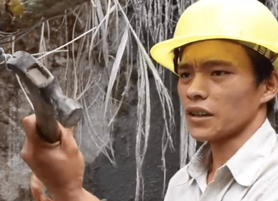 回顾90后夫妻住在深山不懂避孕妻子13年生10娃30岁老得像40岁