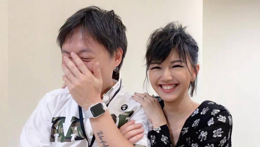 后,她悄悄地溜到阳台,呼吸着外面新鲜的空气,心情也感觉舒畅了许多