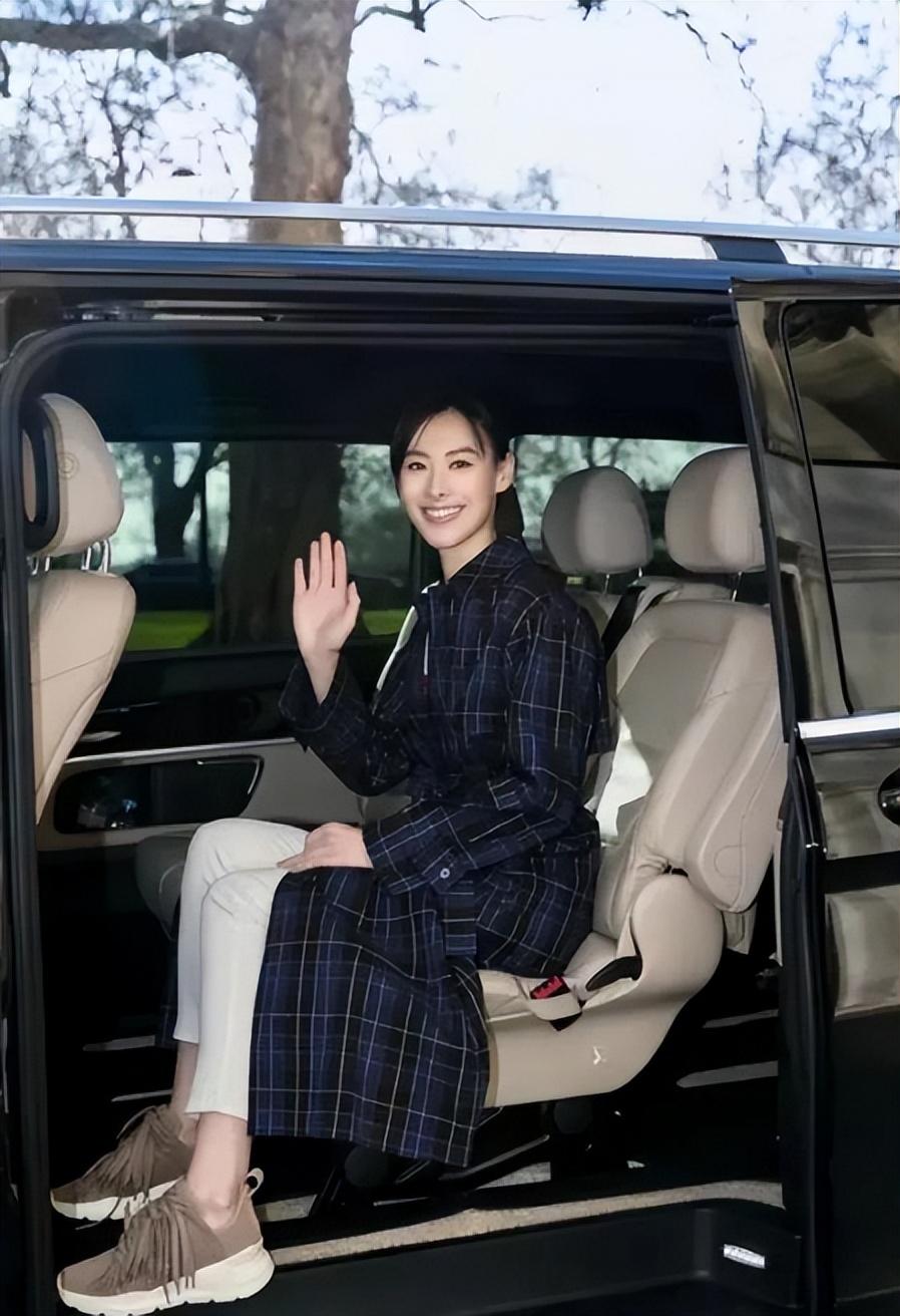 回顾梁洛施22岁生三胎与李泽楷分手11年独自带娃成人生赢家