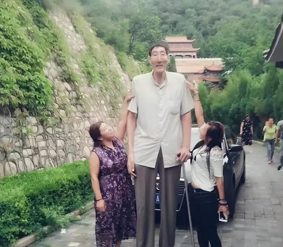 回顾236米巨人鲍喜顺不顾医生劝阻57岁执意生儿子如今怎样