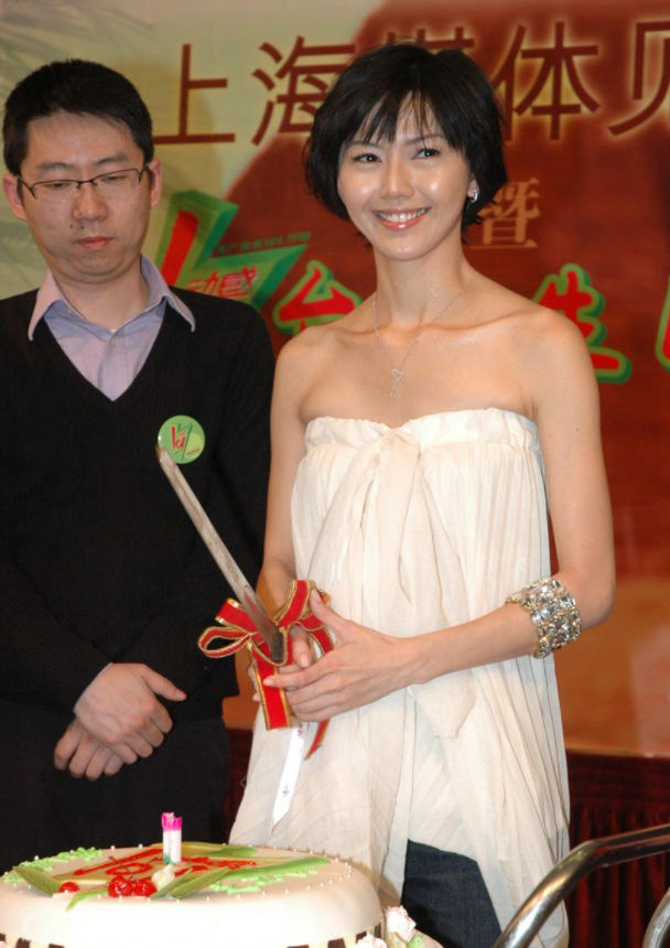 回顾歌手孙燕姿嫁普通丈夫婚后连生二胎一家四口其乐融融