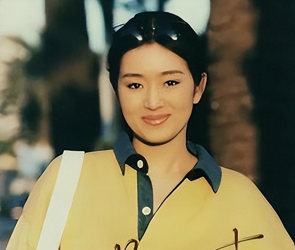 回顾巩俐嫁70多岁法国老头甘愿成为他第四任妻子她在追求什么