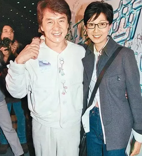 哪怕成龙每次带着吴绮莉出现,都会刻意的说"我们已经拜了兄妹",吴绮莉