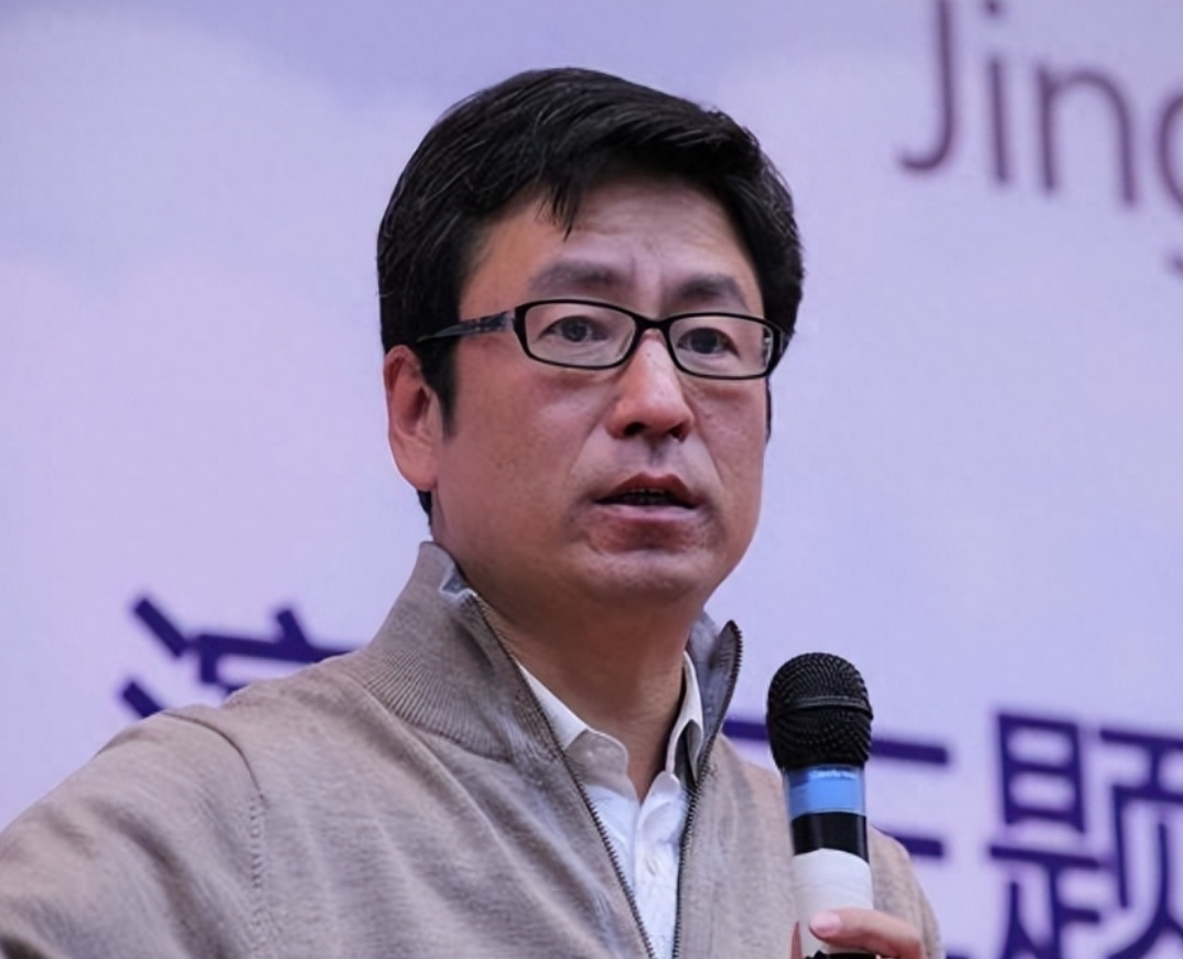 回顾央视主播白岩松:与妻子相伴30年,被病痛折磨,如今成这样