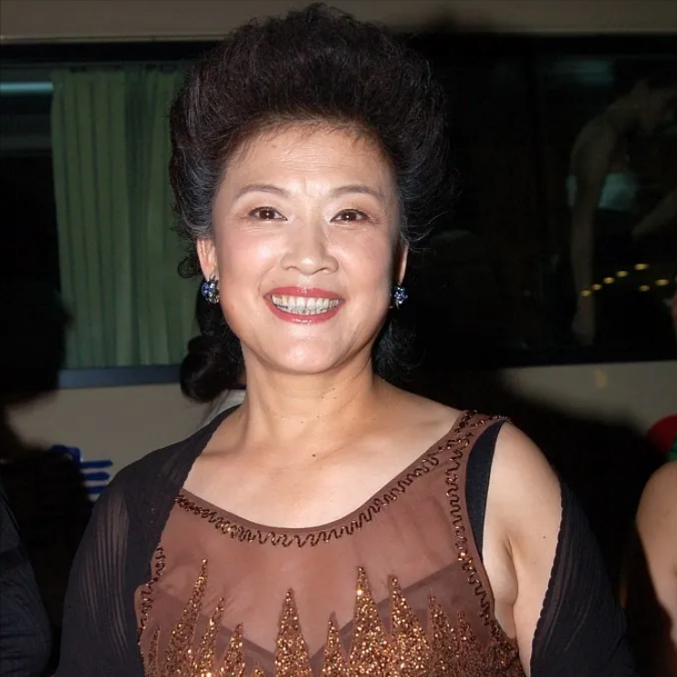 回顾宋春丽因拍戏不生育与丈夫丁克40多年61岁才当上妈妈