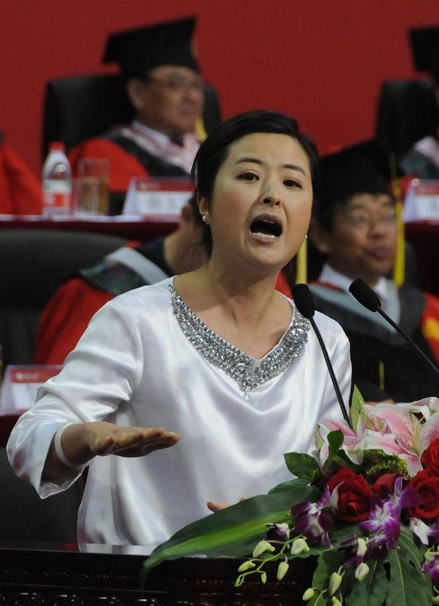 回顾央视主持人张泉灵被大18岁丈夫宠成宝辞职后投资变富婆