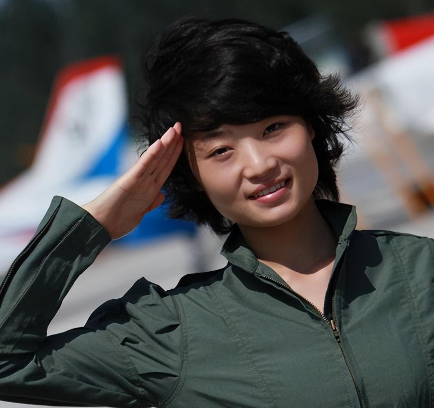 回顾歼10女飞行员余旭:30岁意外牺牲,36万群众手捧菊花送别