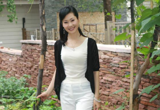 回顾于文华再婚嫁未婚小伙没有共同的孩子她幸福吗