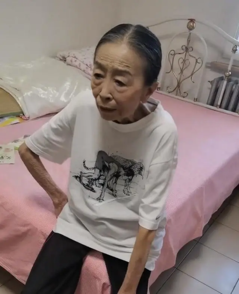 回顾丑娘张少华去世后因过往被骂晚年患病还在为儿子还债