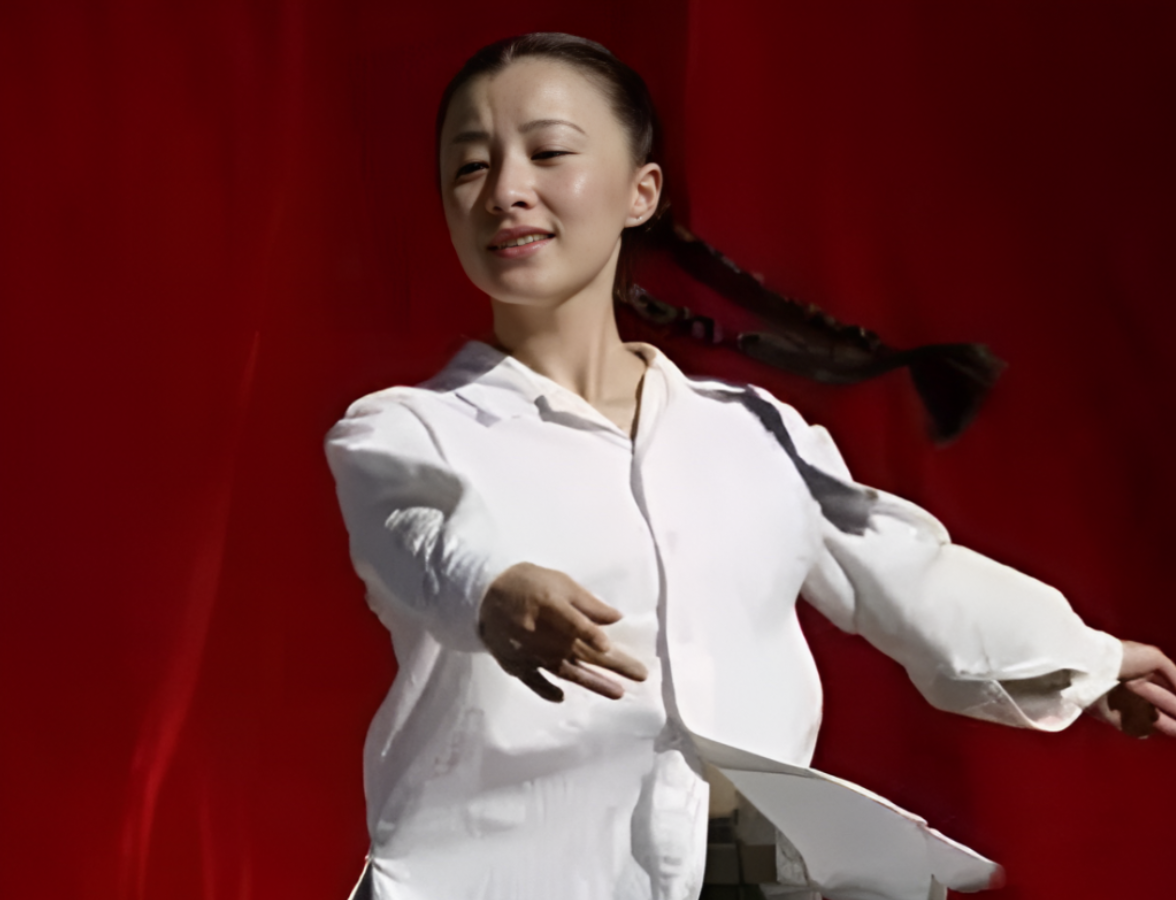 回顾演员徐露巅峰时退隐与名导结婚48岁和19岁女儿像姐妹