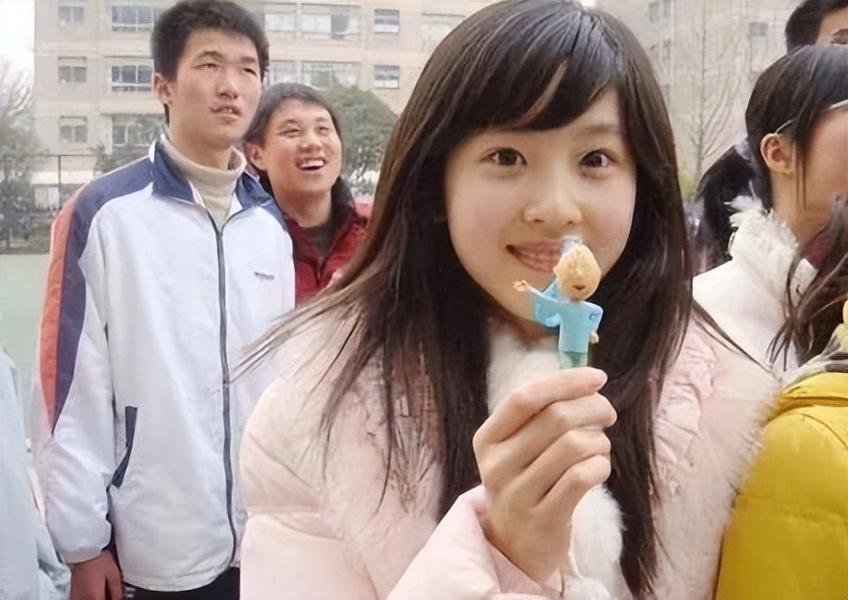 "隔年章泽天进入清华,还成为了拉拉队队长,这下家境殷实,美貌光环