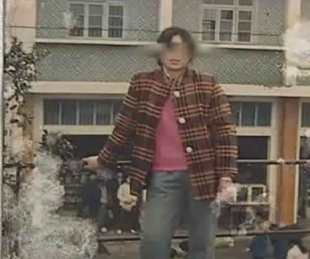 纪实女儿离奇身亡父亲坚信含冤而死日夜守护尸体24年未下葬