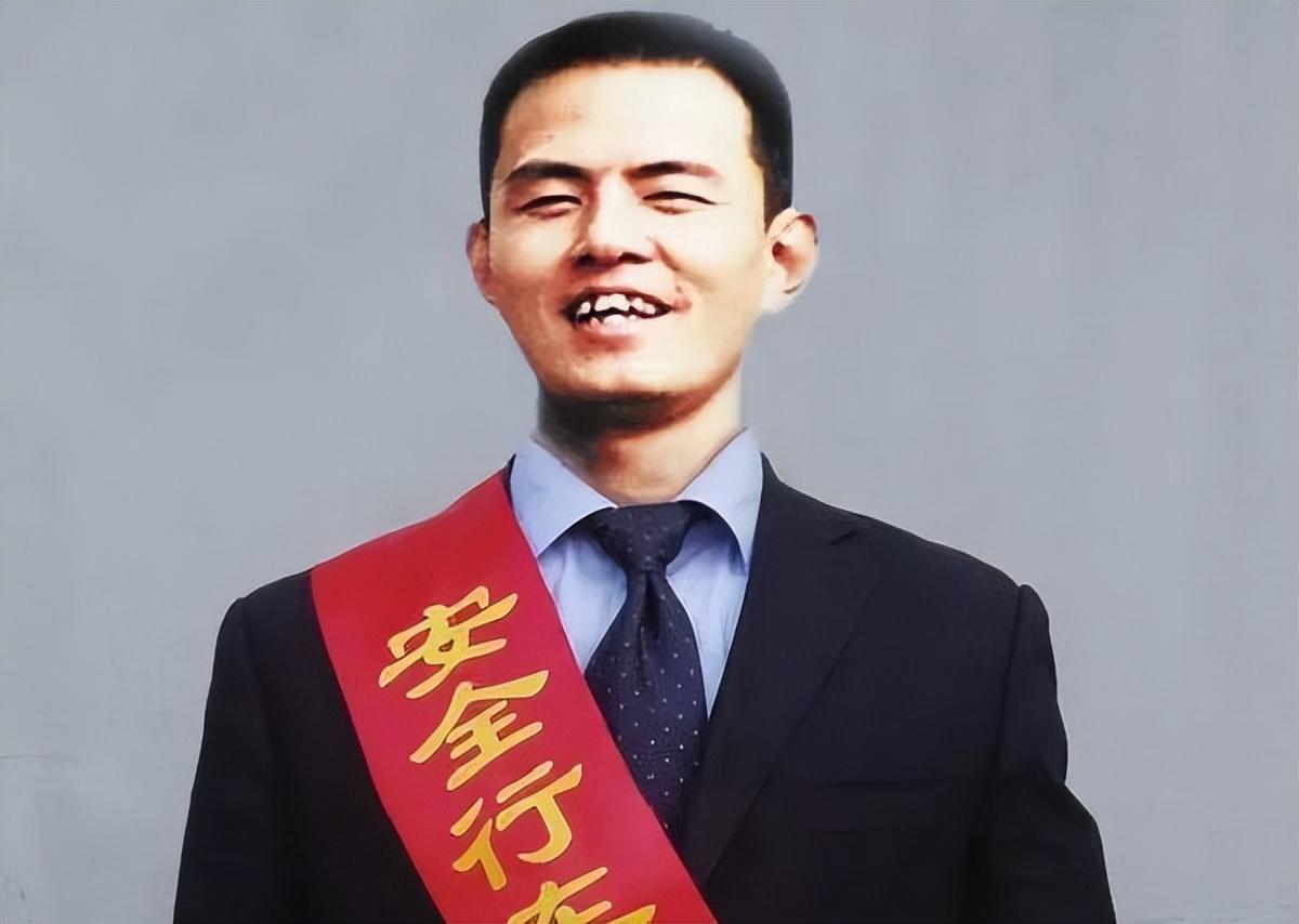 回顾"最美司机"吴斌:铁片刺破肝脏,他在生命最后76秒挽救24名乘客