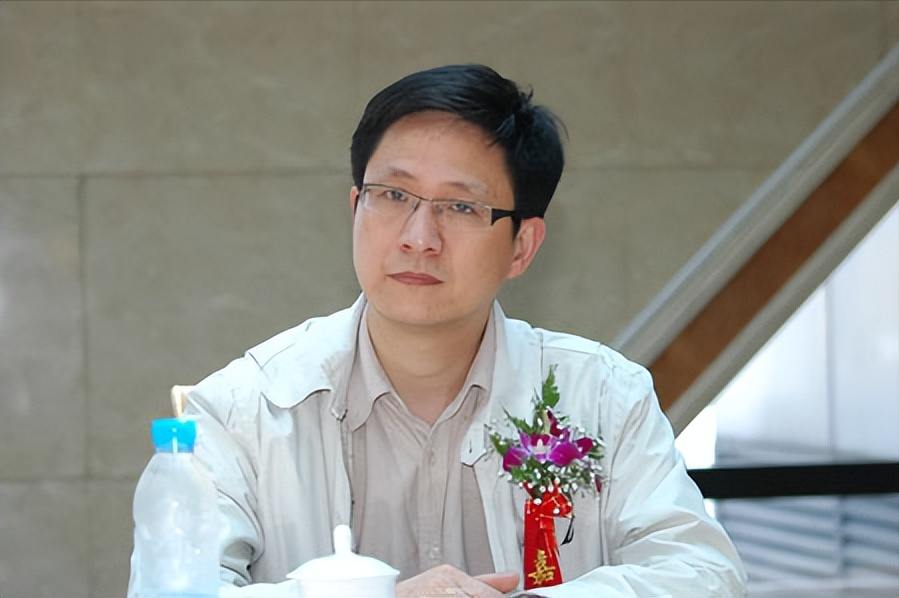 回顾主持人劳春燕和丈夫婚后分居多年孕期还在主持她过得幸福吗