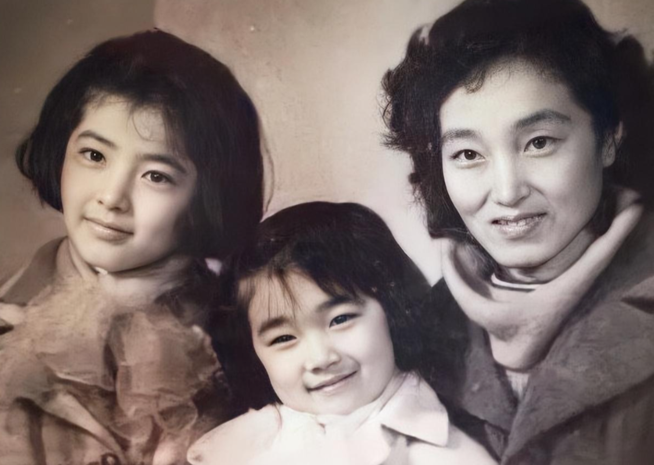 回顾曾黎父亲离世是她的遗憾家庭破碎的阴影让她至今单身