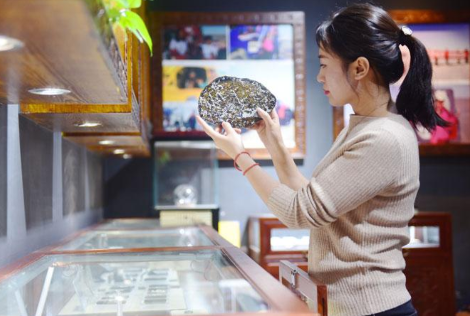 回顾贵州女孩5年捡400多公斤陨石拒天价收购后任陨石馆馆长