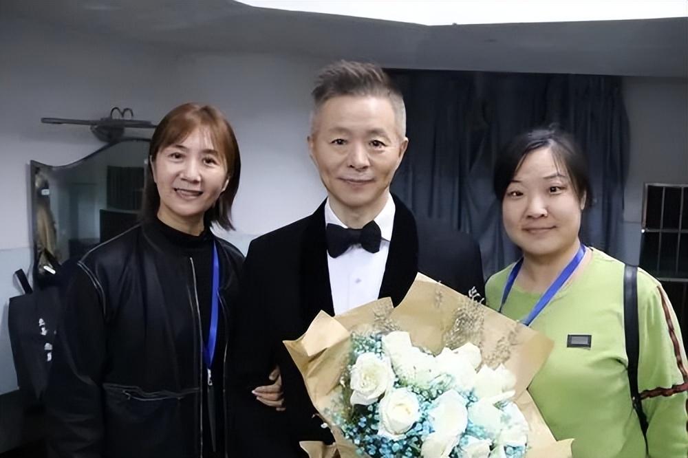 为了迎合杨珊珊的兴趣,王宏伟精心安排了一顿西餐,展现了一整天的绅士