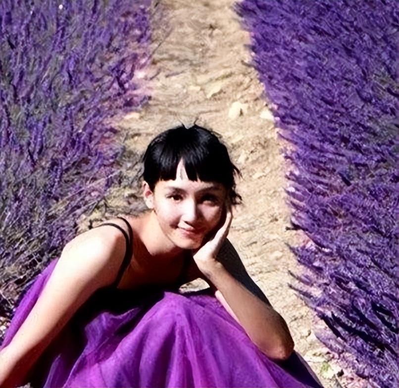 在拍戏时,他结识了自己的妻子朱荔莘.