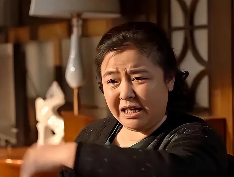 回顾王澜从名导垂爱的梨涡美人到发福大妈她的励志人生