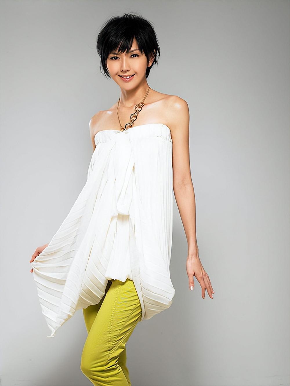 回顾歌手孙燕姿嫁普通丈夫婚后连生二胎一家四口其乐融融