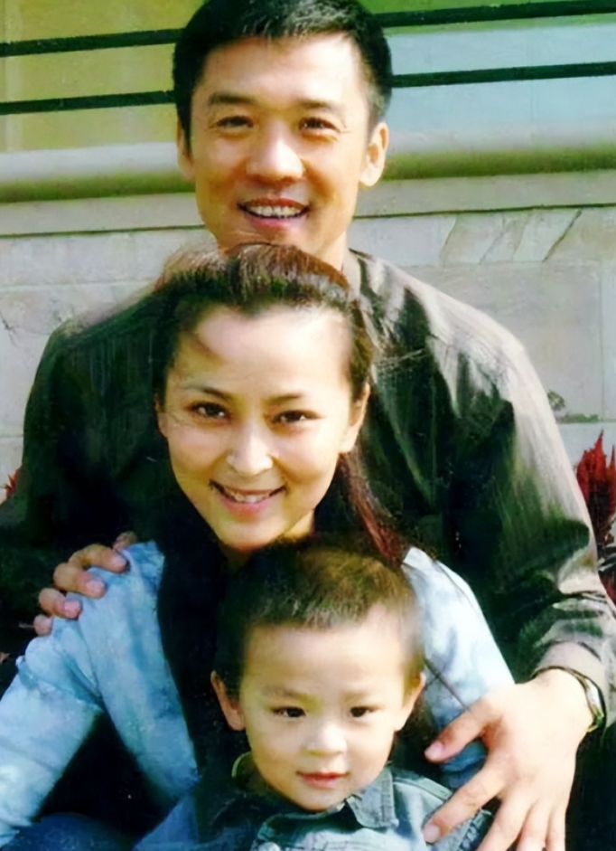 回顾演员许云帆娶黄志忠前妻何音与继子处成朋友至今无儿女