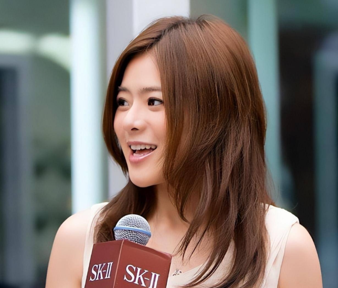 回顾主持人陈辰嫁给歌手余笛41岁为夫生子结婚今过得怎么样