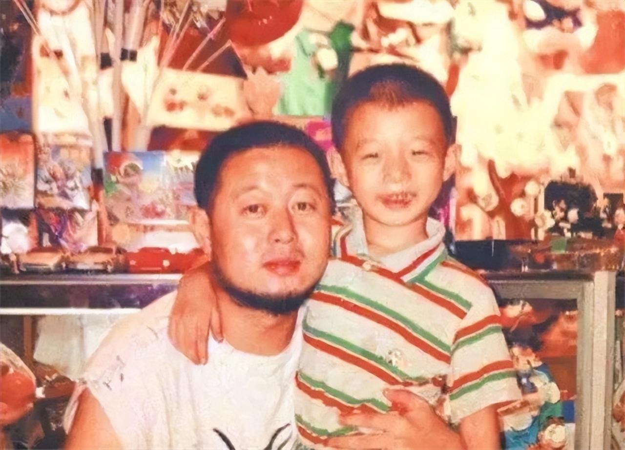 此时仲小萍去买东西,让他照看着儿子,可没承想,火风恰巧遇到两个朋友