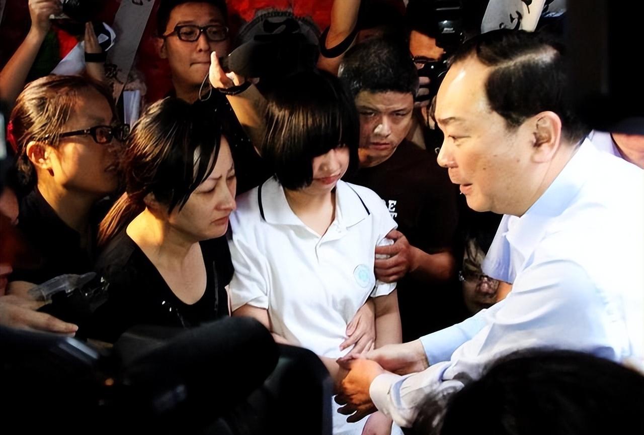 回顾最美司机吴斌铁片刺破肝脏他在生命最后76秒挽救24名乘客