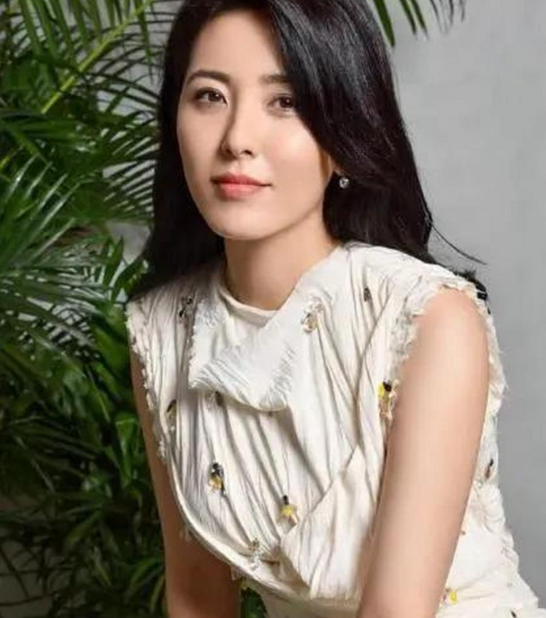 曾黎的事业虽然说是比不上章子怡等同学,但是戏约也从没断过,一部接一