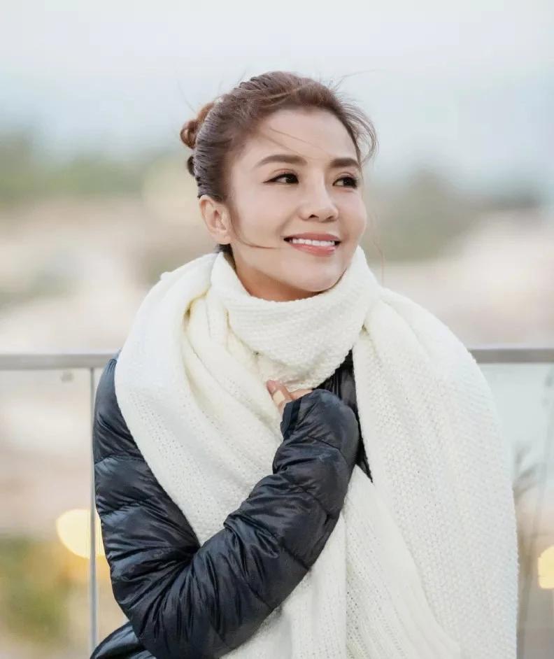 回顾著名主持朱迅我是婆婆的孝顺女儿共同加柴炉火才更旺