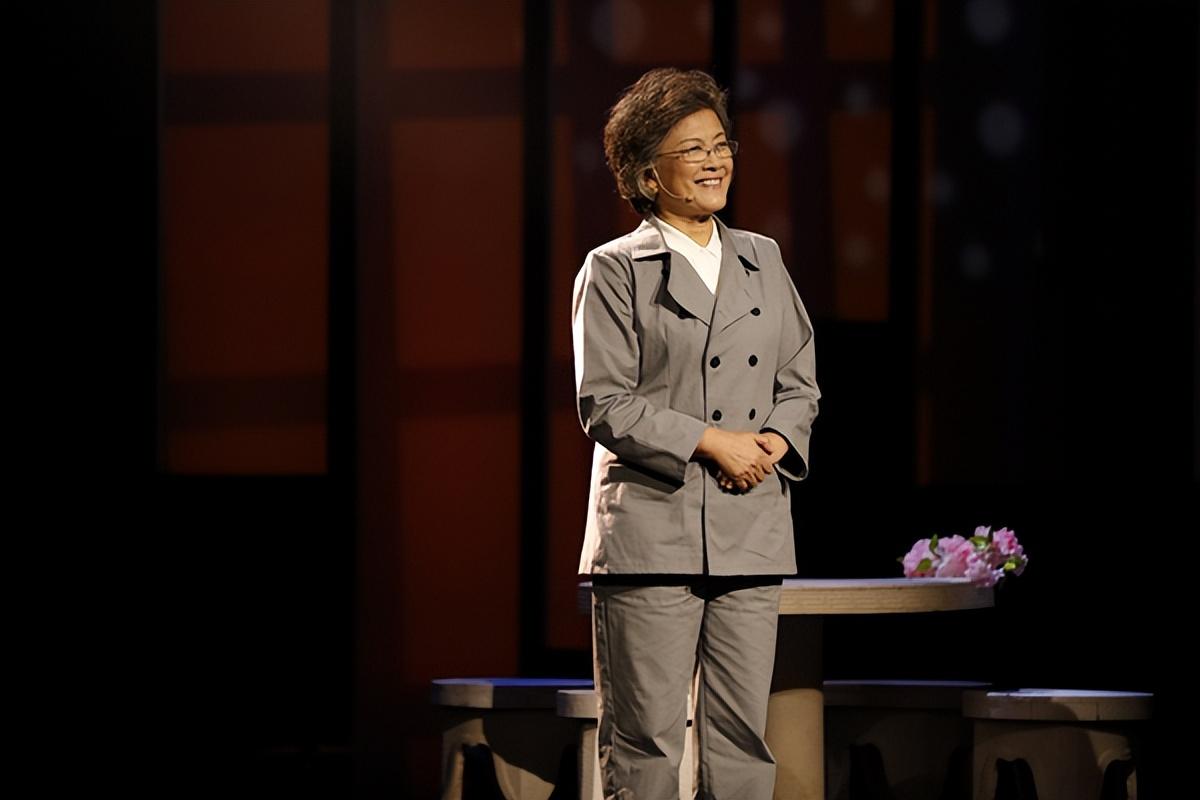 作为一名教师,孙维熙情感细腻,心里充满担忧,跟在宋春丽身后,不停地问