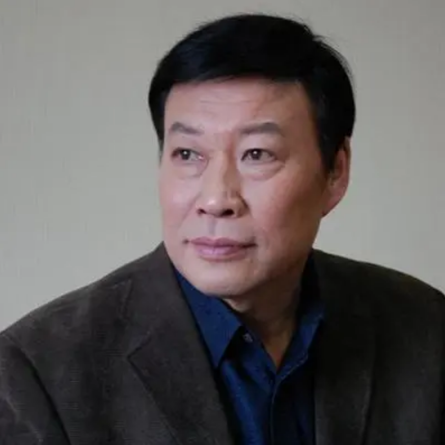 魏积安出生于山东省,因为身高突出和五官端正大方,当时的魏积安在新疆