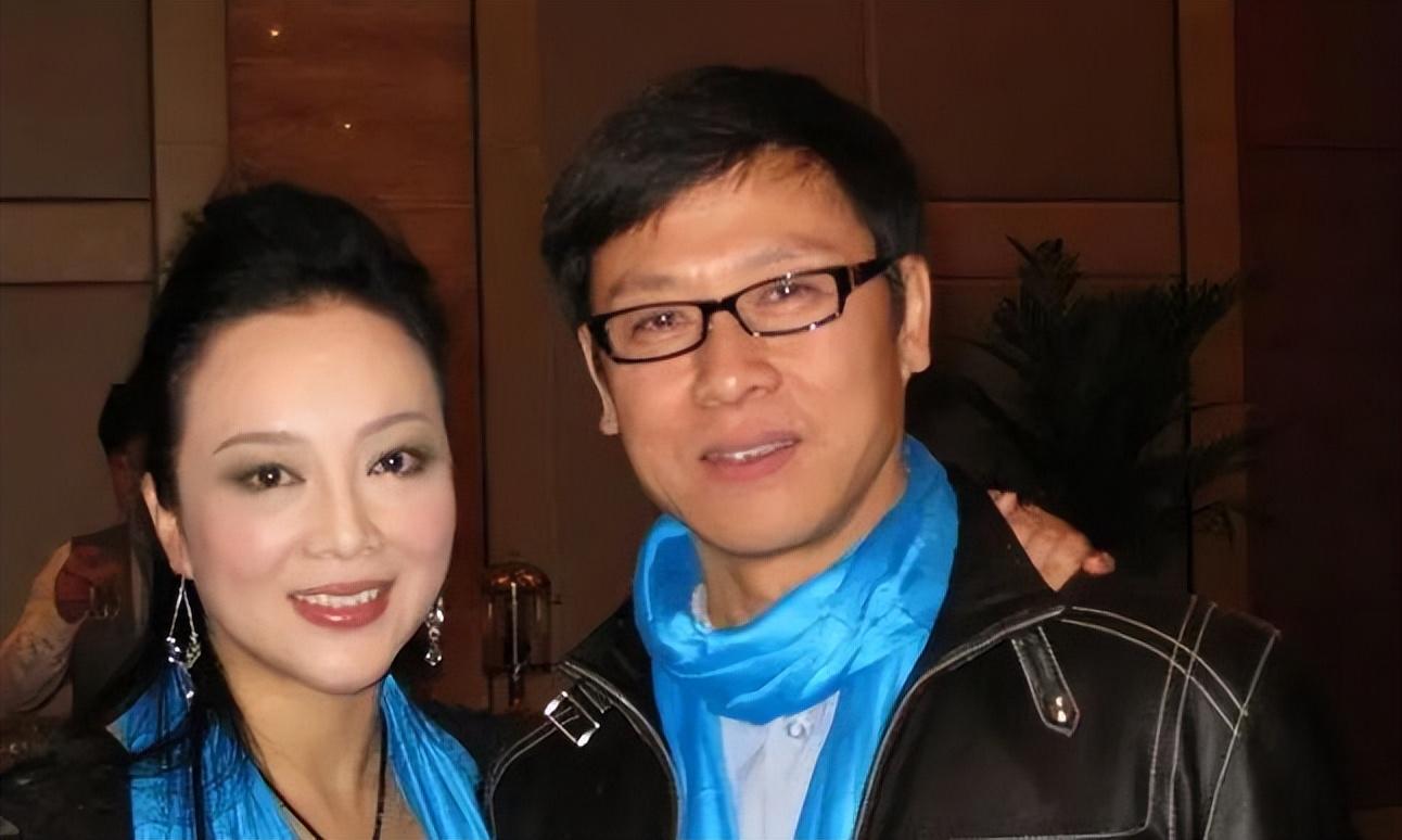 他们相爱时梁丽十七岁,她的丈夫比他大整整十岁,但年龄的差距并不能