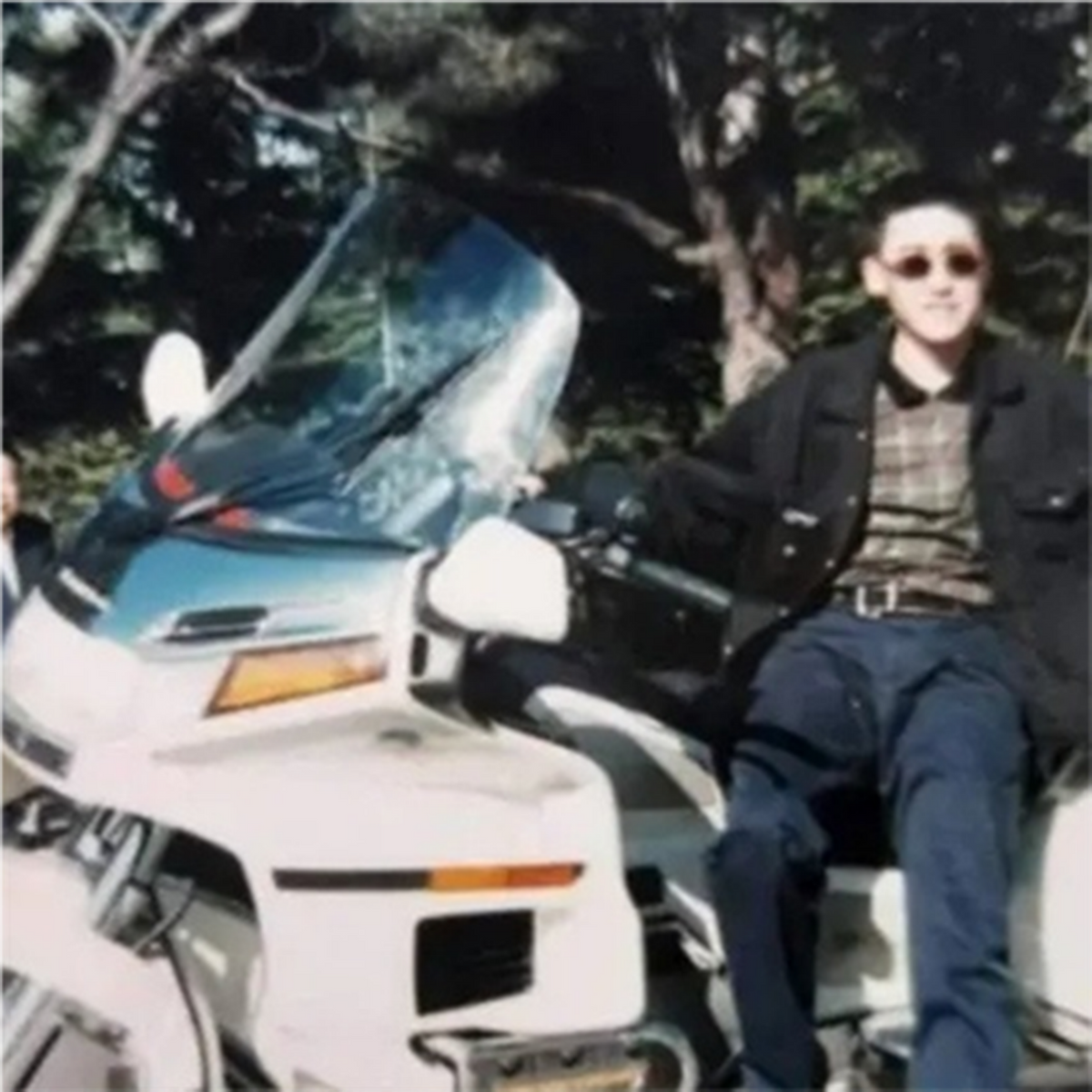 1998年长春黑老大梁旭东身穿警服被抓扬言两个月就能出去