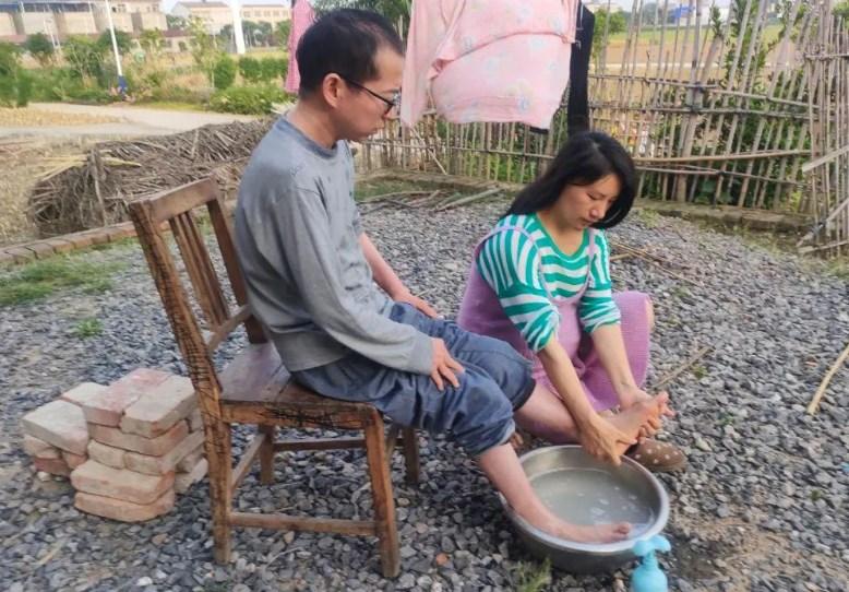 回顾湖北小伙患病乞讨凑钱90后女孩倒追婚后拼三胎