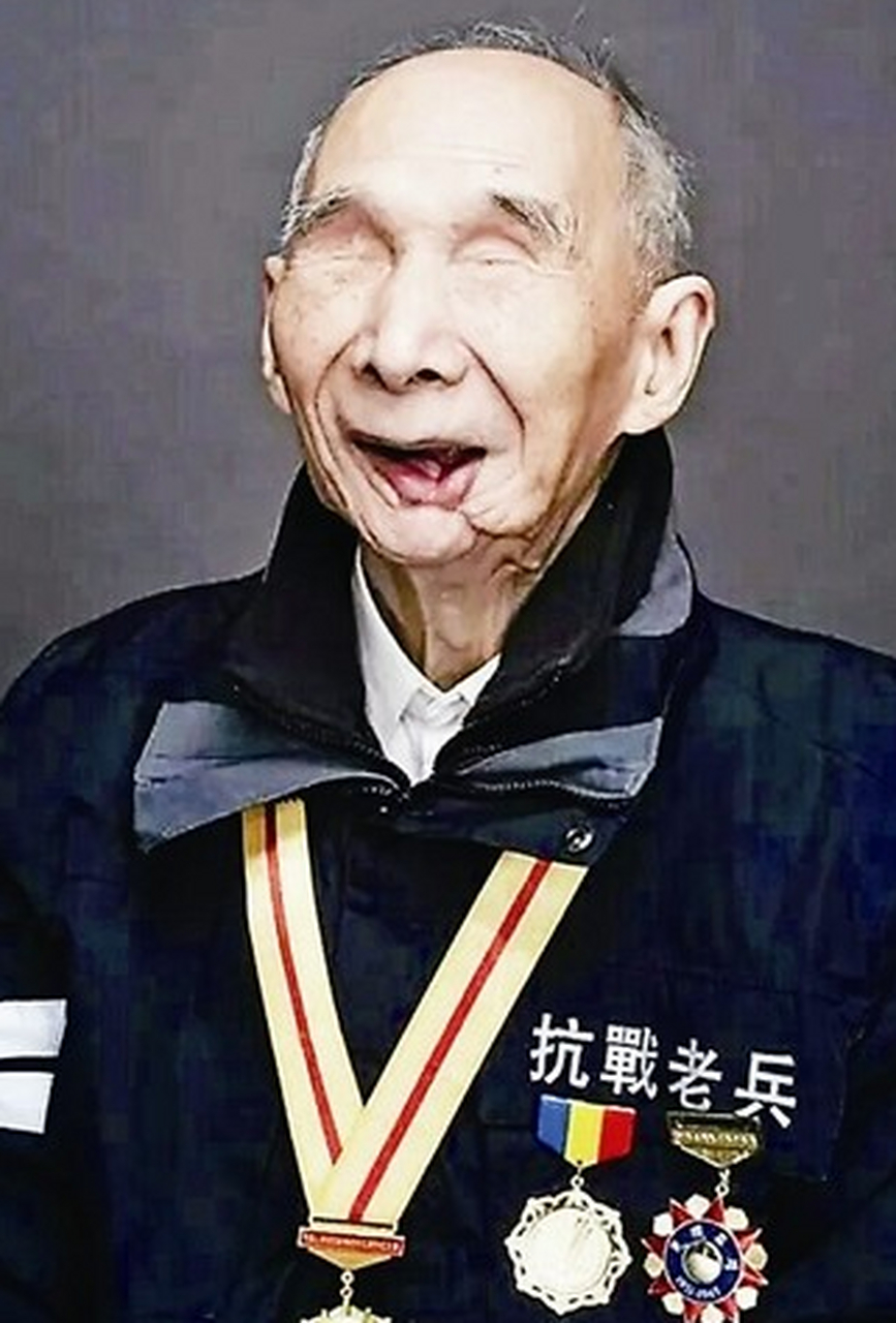 双目失明的老兵隐居农村70年,身份暴露后,为了完成他的一个心愿,部队