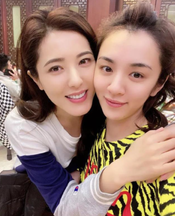 回顾曾黎父亲离世是她的遗憾家庭破碎的阴影让她至今单身