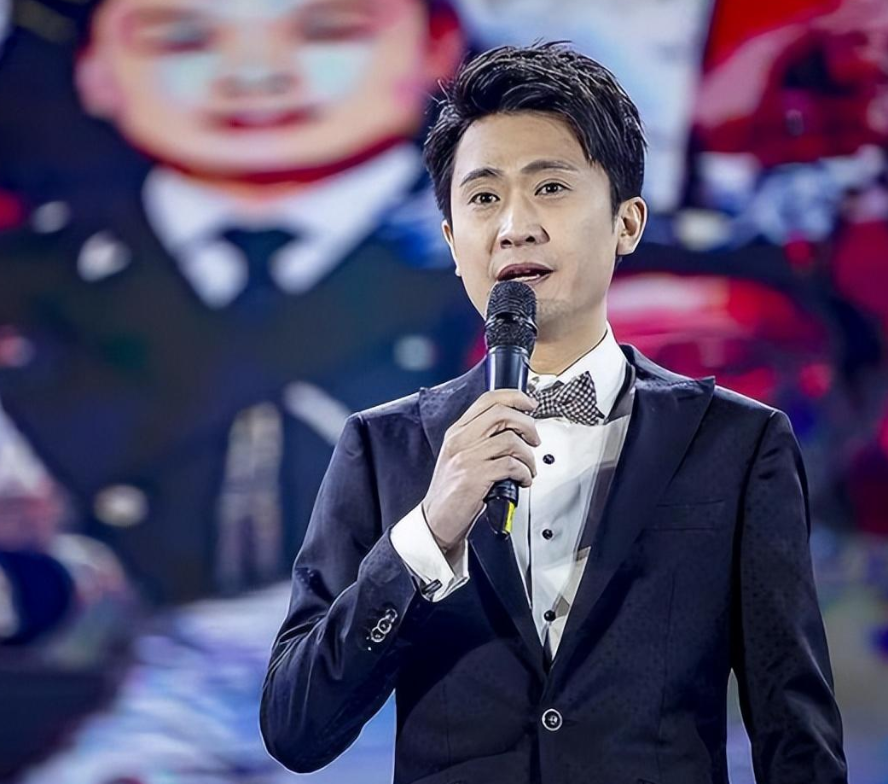 另一半既不是什么大明星也不是什么主持人,只是一个普通人名叫李松奇