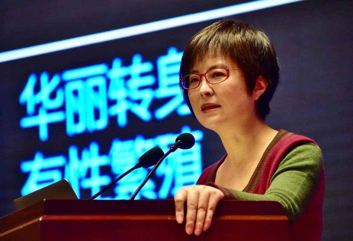 回顾央视主持人张泉灵被大18岁丈夫宠成宝辞职后投资变富婆