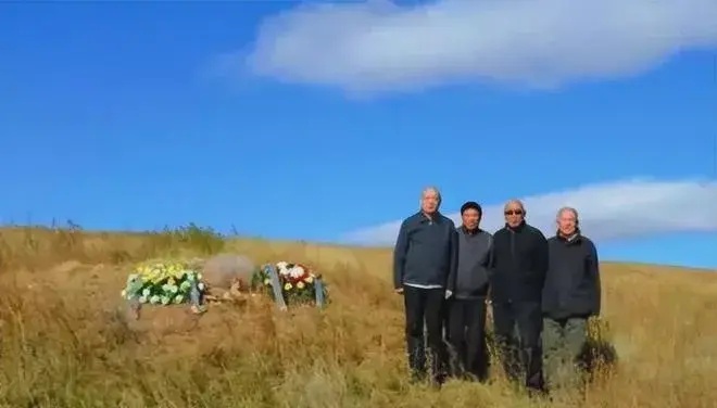 张清霖和他的妻子林豆豆携着心愿,跋涉远道来到了温都尔汗,他们的唯一