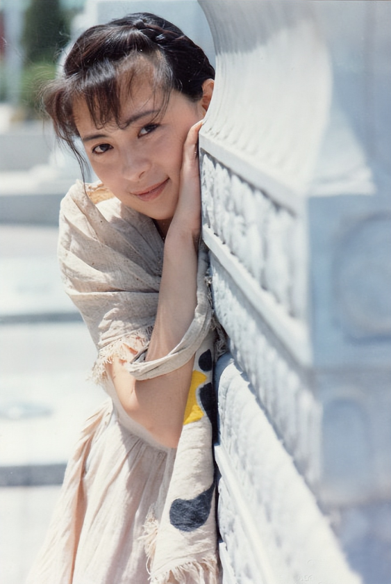 刘佳的父母听后,也不同意,毕竟女儿才17岁,这么小,穿泳装出镜不知道