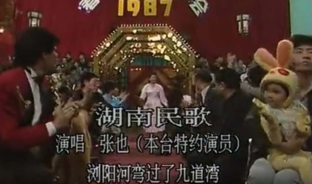 回顾歌唱家张也父亲去世那天和母亲抱头痛哭54岁单身无子女