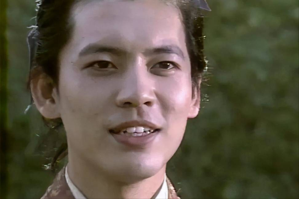 回顾一级演员何政军错过巩俐后29岁娶初恋为妻今女儿成他骄傲