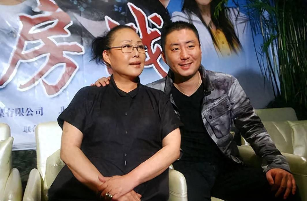 回顾斯琴高娃的儿子我的沧桑母亲我的瘫痪父亲我带泪的亲情