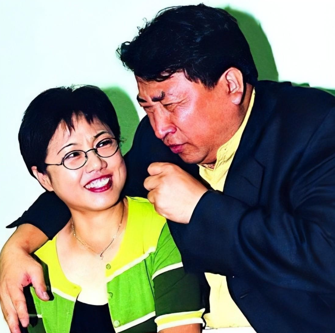 回顾姜昆24年前不顾妻子反对收养孤儿如今养子给他养老送终