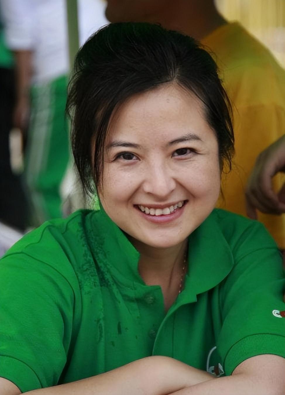 回顾央视主持人张泉灵被大18岁丈夫宠成宝辞职后投资变富婆