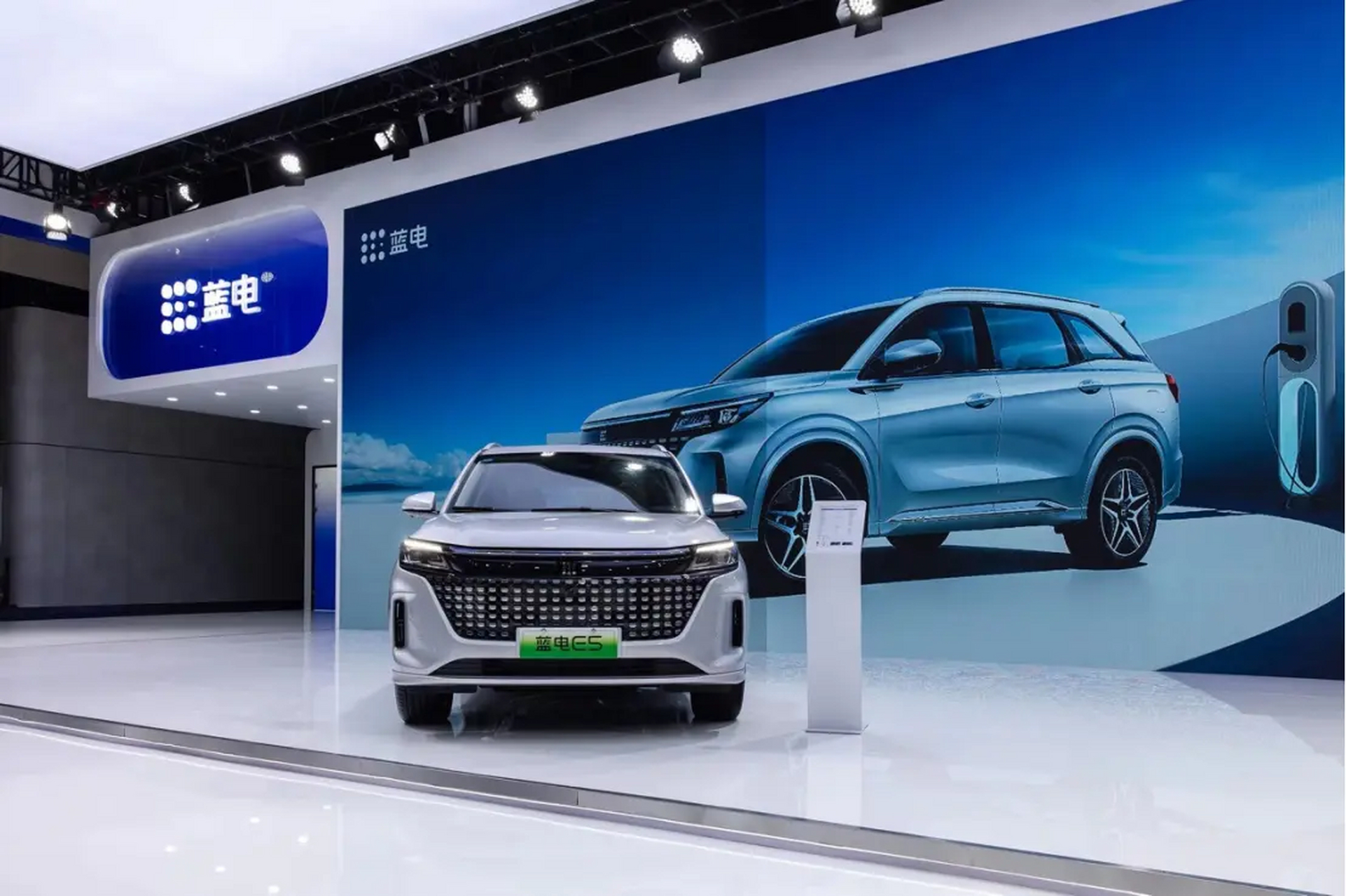 蓝电e5,赛力斯新能源插混中型suv销量黑马,性价比优势突出.