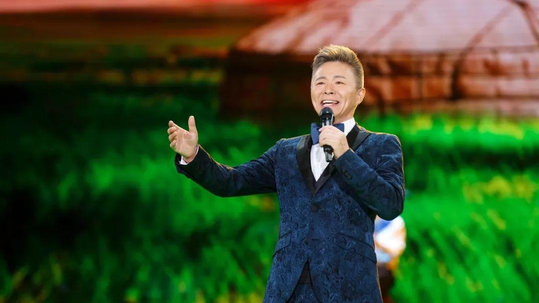 回顾歌唱家王宏伟60后娶80后才女妻子和妈妈情同母女