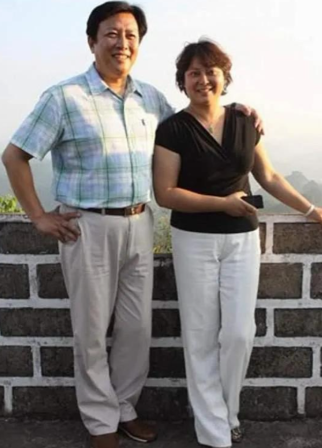 回顾演员壮丽嫁唐国强婚后连生两子如今一家五口幸福美满