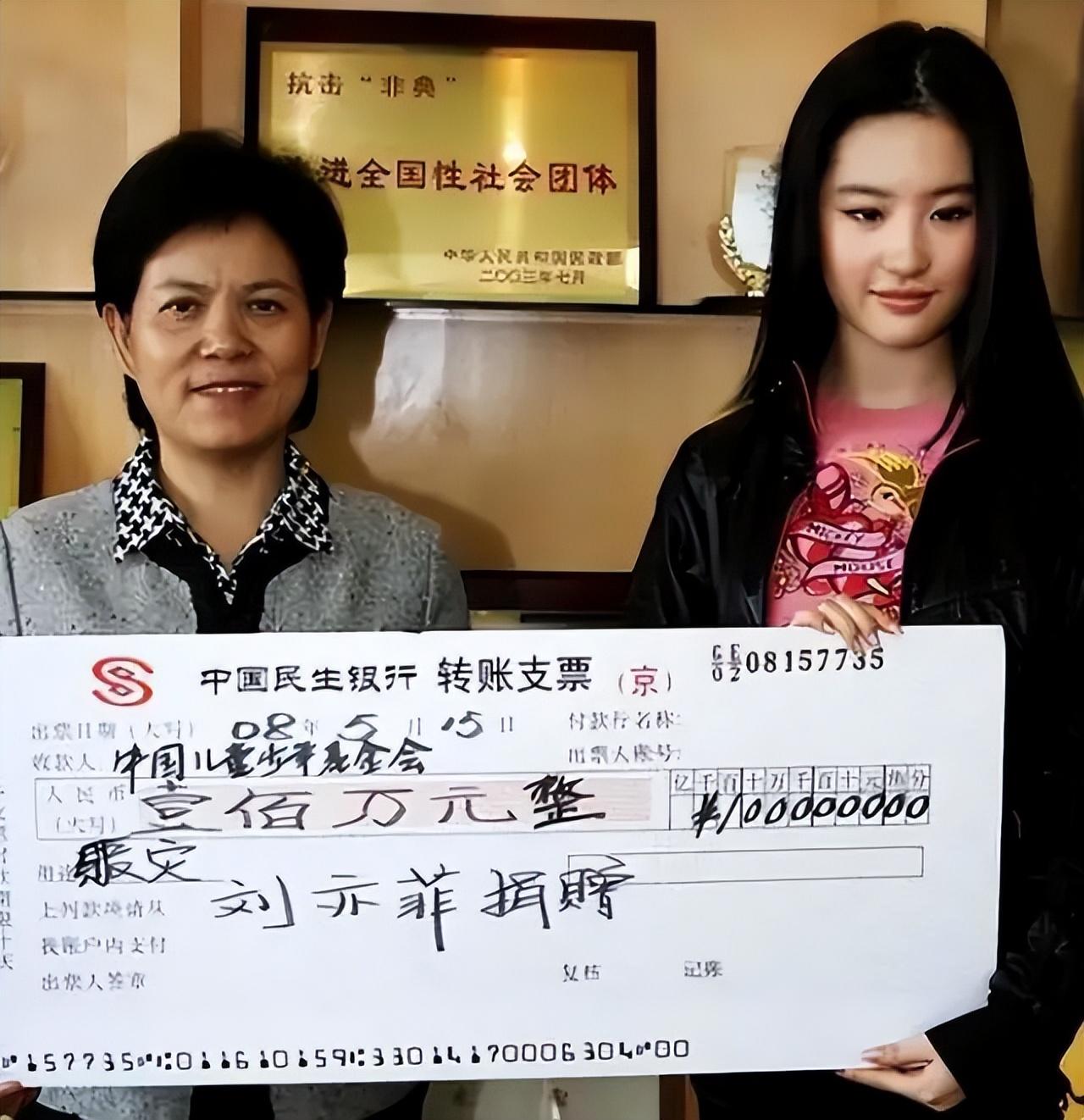 回顾刘亦菲戴千万珠宝出席活动生图曝光被网友吐槽确实是胖了